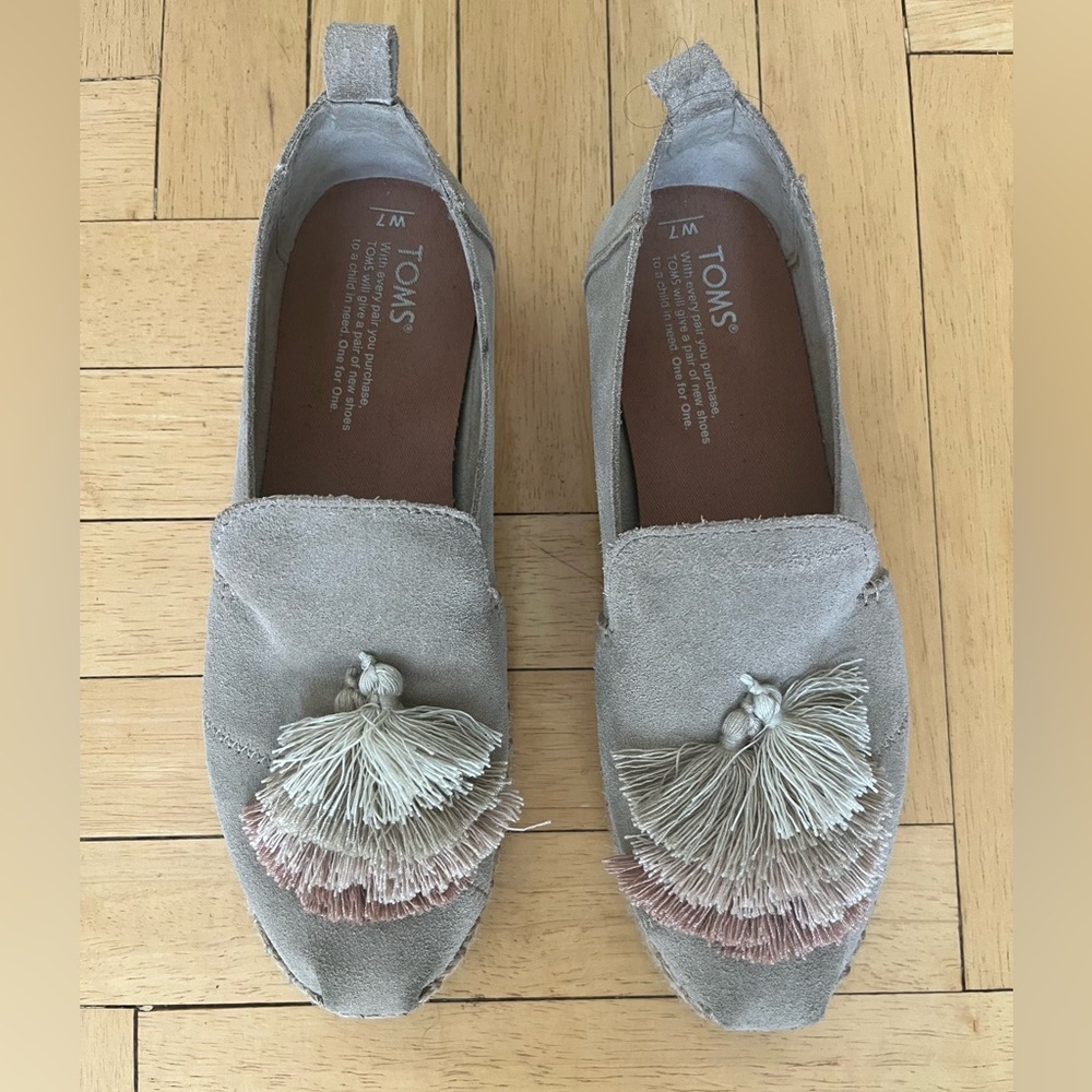 Tom’s beige espadrille w/tassel sz 7